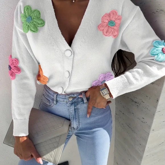 NEW! Soft White Cardigan with Floral Appliques. Size XXL (14) - Picture 5 of 5